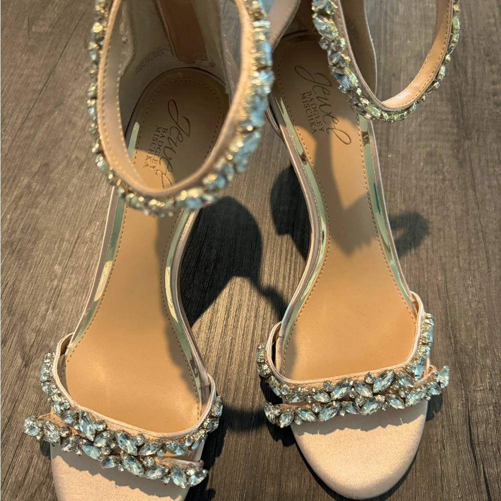 Jewel Badgley Mischka shoes beautiful champagne color!